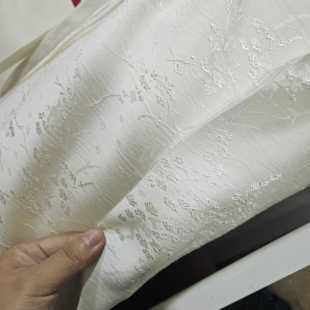 يمكن استخدام قماش الجاكار الساتان الناعم واللطيف على البشرة في فساتين الزفاف والفساتين الرسمية والحرف اليدوية.