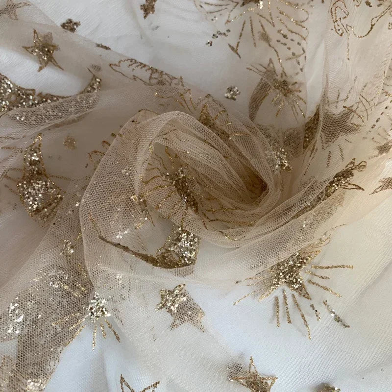 قماش شبكي بنجوم وقمر ذهبية - مادة زفاف سماوية مطبوعة بالحرارة بطول 150 سم