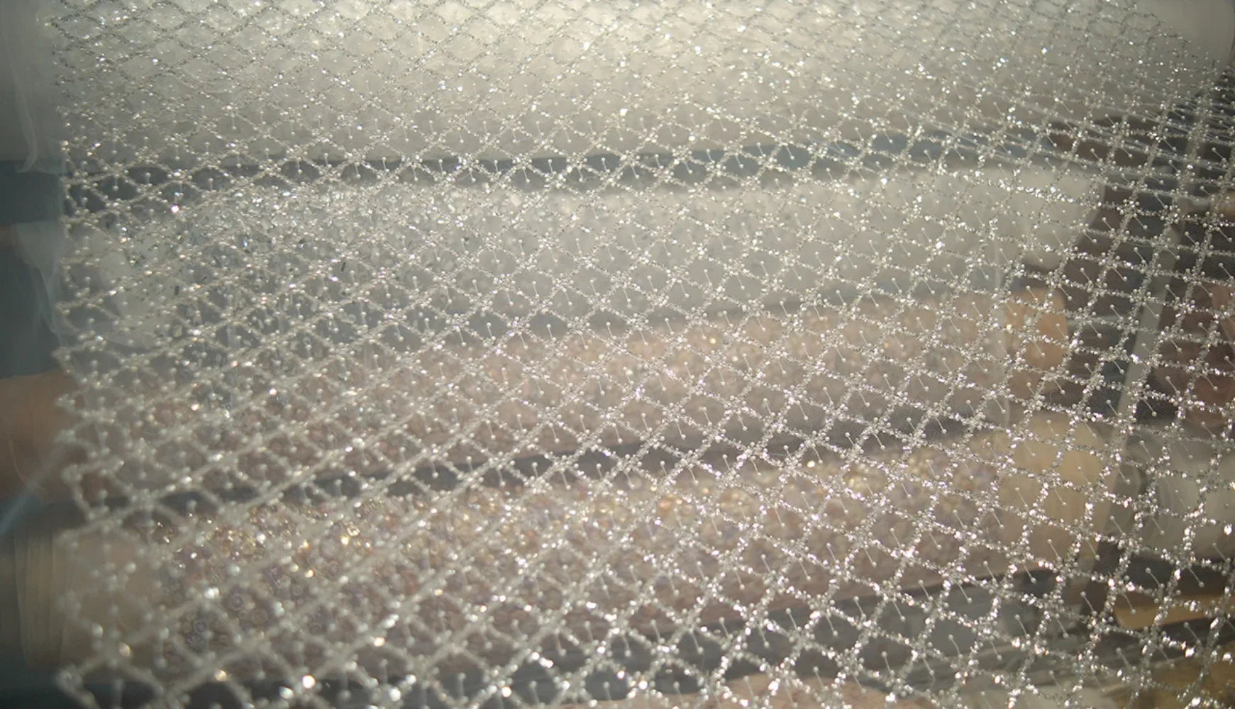 قماش شبكي من الترتر واللؤلؤ الأزرق مطرز بشبكة من التول اللامع لصنع فستان أو فستان أو ديكور مسرحي بنفسك