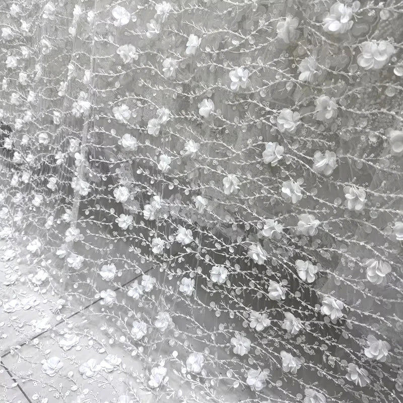 قماش شبكي أنيق باللون الأبيض بتصميم زهور ثلاثية الأبعاد يتميز بالترتر المزين بالخرز والتطريز لفساتين الزفاف الراقية والملابس الرسمية