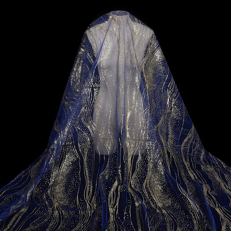 فساتين زفاف بأجنحة مشرقة مزينة بأقمشة حريرية بألوان زاهية وشبكات زينة الزفاف وأقمشة شبكية تشبه الشبكة