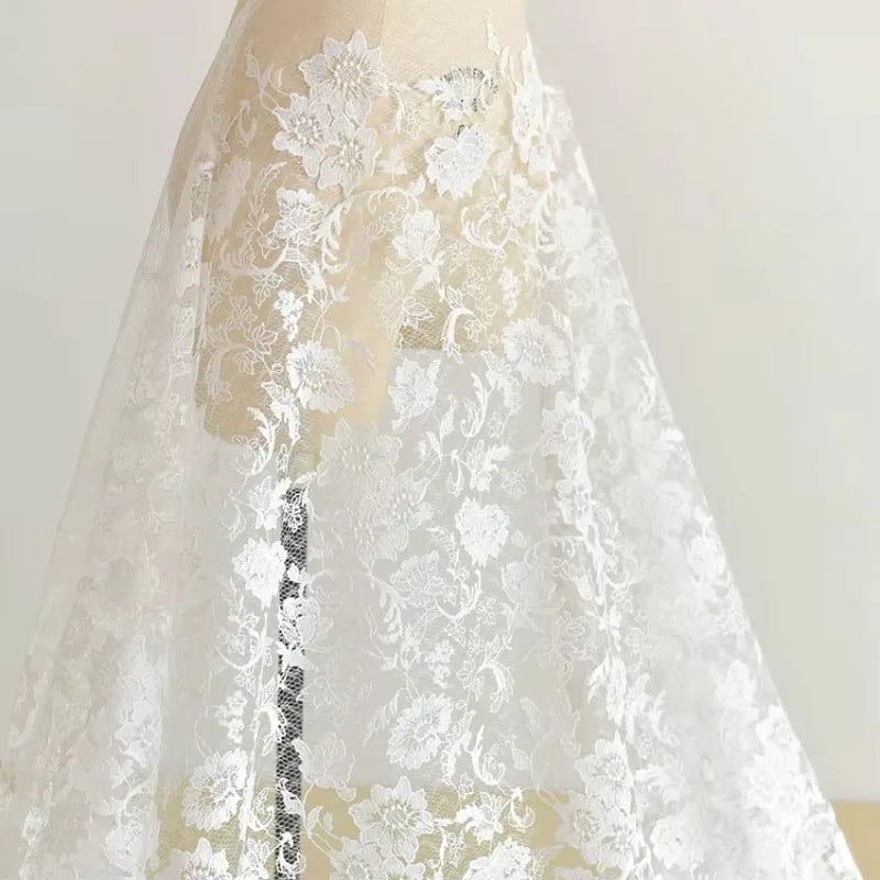 Tela de encaje bordado de malla de algodón blanco de alta calidad para vestidos de novia, adornos y accesorios de vestir.