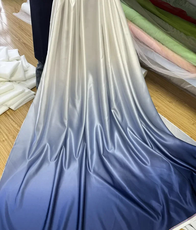Satén suave degradado - Material brillante para vestidos formales de 150 cm