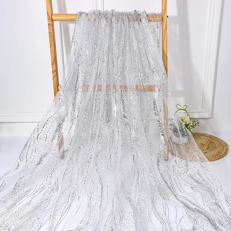 فساتين زفاف بأجنحة مشرقة مزينة بأقمشة حريرية بألوان زاهية وشبكات زينة الزفاف وأقمشة شبكية تشبه الشبكة