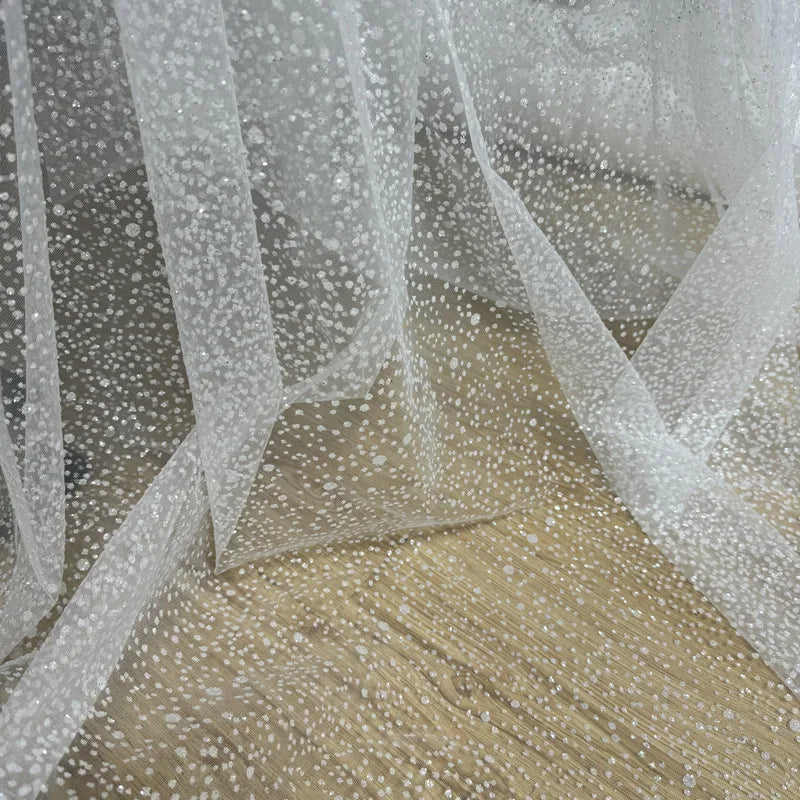 فستان زفاف من قماش حرير شبكي من قماش مصمم من الذهب والفضة والترتر باللون الأبيض