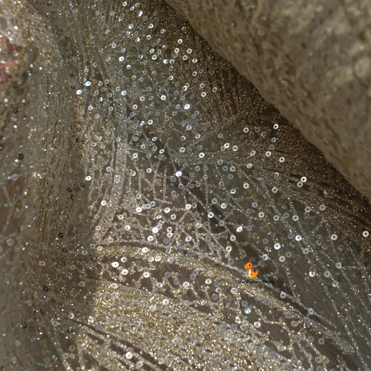 Tela brillante de encaje bordado de primera calidad para vestidos de novia hechos a mano, vestidos de cola larga de diseñador, vestidos lenceros y creaciones de alta costura.