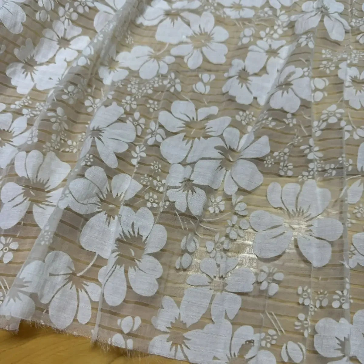 فستان من قماش الأورجانزا الجاكار المزخرف بفقاعات بيضاء - بلوزة مزخرفة بالزهور