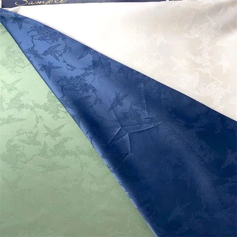 La nueva tela jacquard con estampado floral suave y brillante se puede usar para vestidos de novia, vestidos formales y ropa de bricolaje hecha a mano.