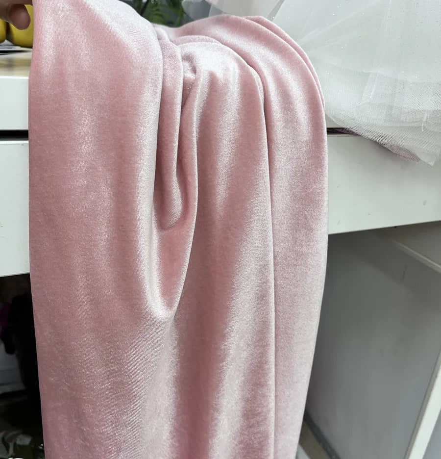 قماش مخملي وردي فاتح داكن بلمسة نهائية ناعمة لامعة، فستان زفاف أنيق، تنجيد فاخر، مادة خياطة حرفية، ملابس