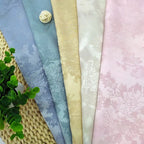 La tela de satén jacquard con flores de vid es suave y adecuada para vestidos de novia, vestidos formales y telas de ropa hechas a mano.