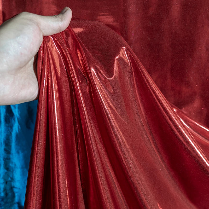 قماش معدني سائل مع نسيج لامع لامع مرن محبوك فضي عاكس تنورة حمالة فستان مصمم من القماش