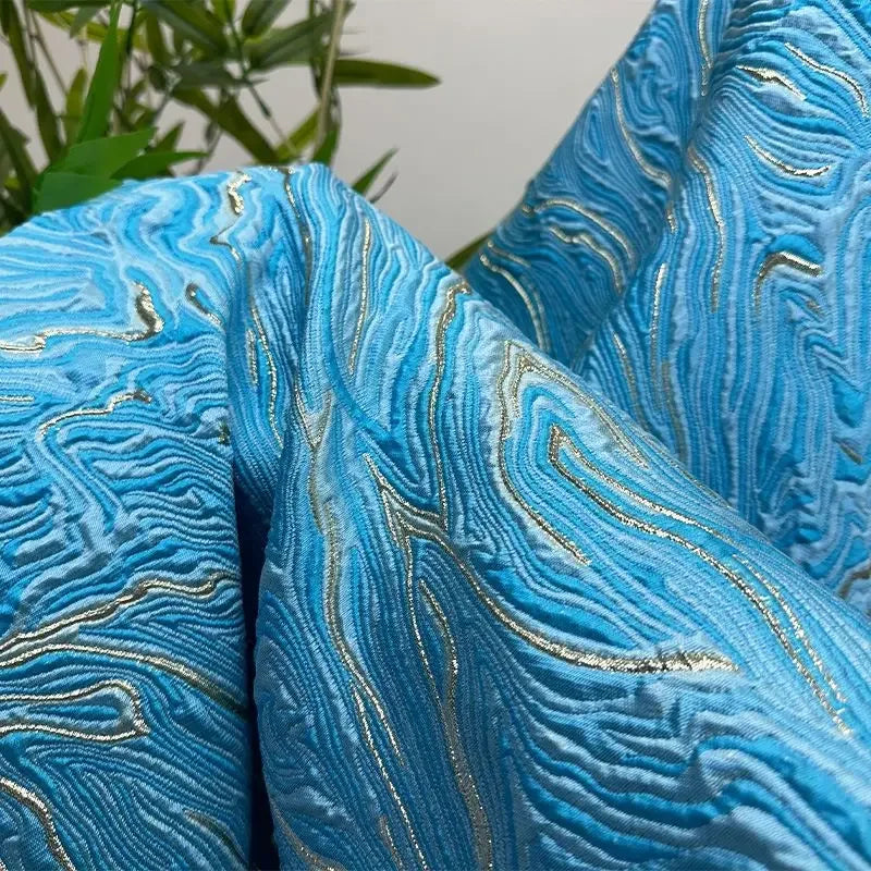قماش التنورة والفساتين ذو الملمس المطلي بالذهب، سميك ومتدفق، انعكاس خفيف للضوء، نمط جاكار ثلاثي الأبعاد