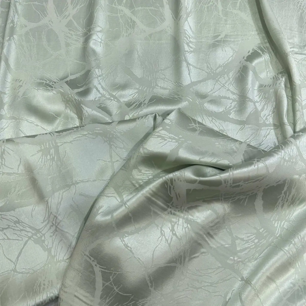 Tejido jacquard de satén de acetato verde con estampado de árboles de verano, adecuado para vestidos de novia, vestidos formales y telas de diseñador para ropa.