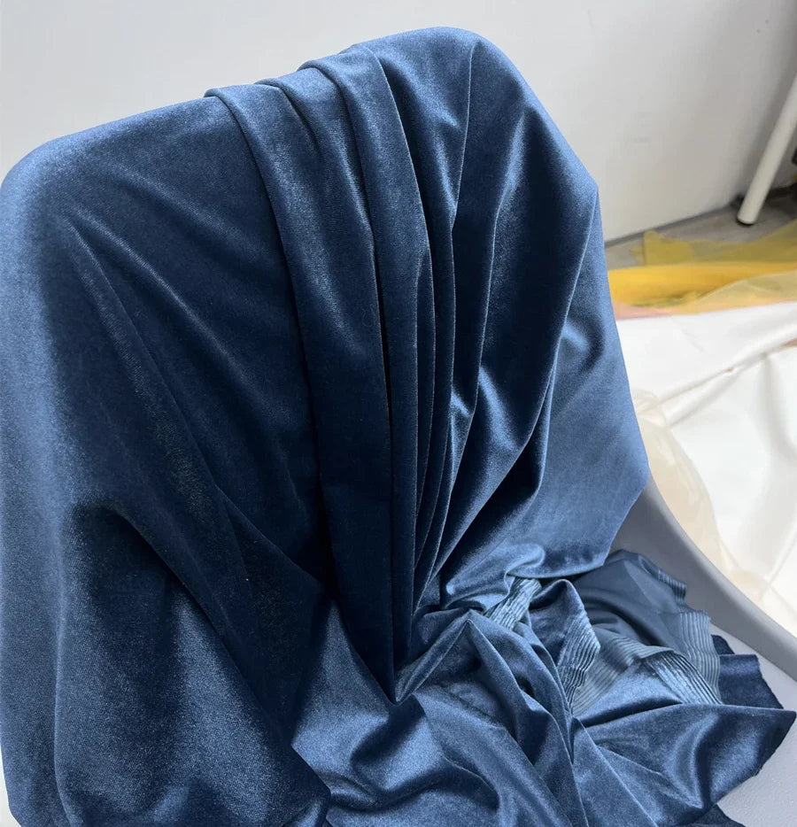 قماش مخملي وردي فاتح داكن بلمسة نهائية ناعمة لامعة، فستان زفاف أنيق، تنجيد فاخر، مادة خياطة حرفية، ملابس