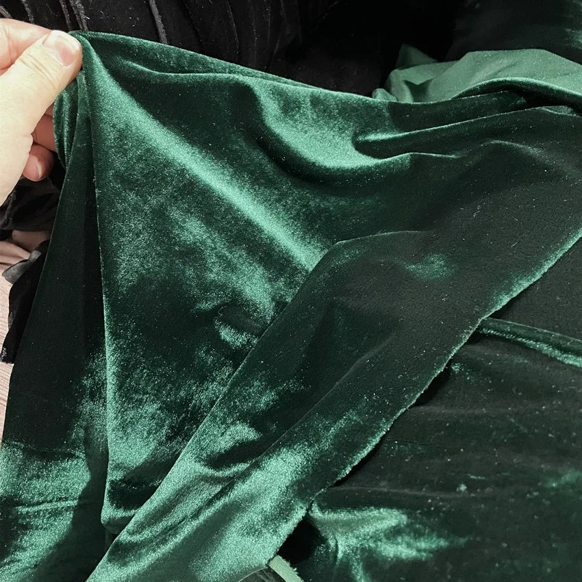 قماش مخملي وردي فاتح داكن بلمسة نهائية ناعمة لامعة، فستان زفاف أنيق، تنجيد فاخر، مادة خياطة حرفية، ملابس