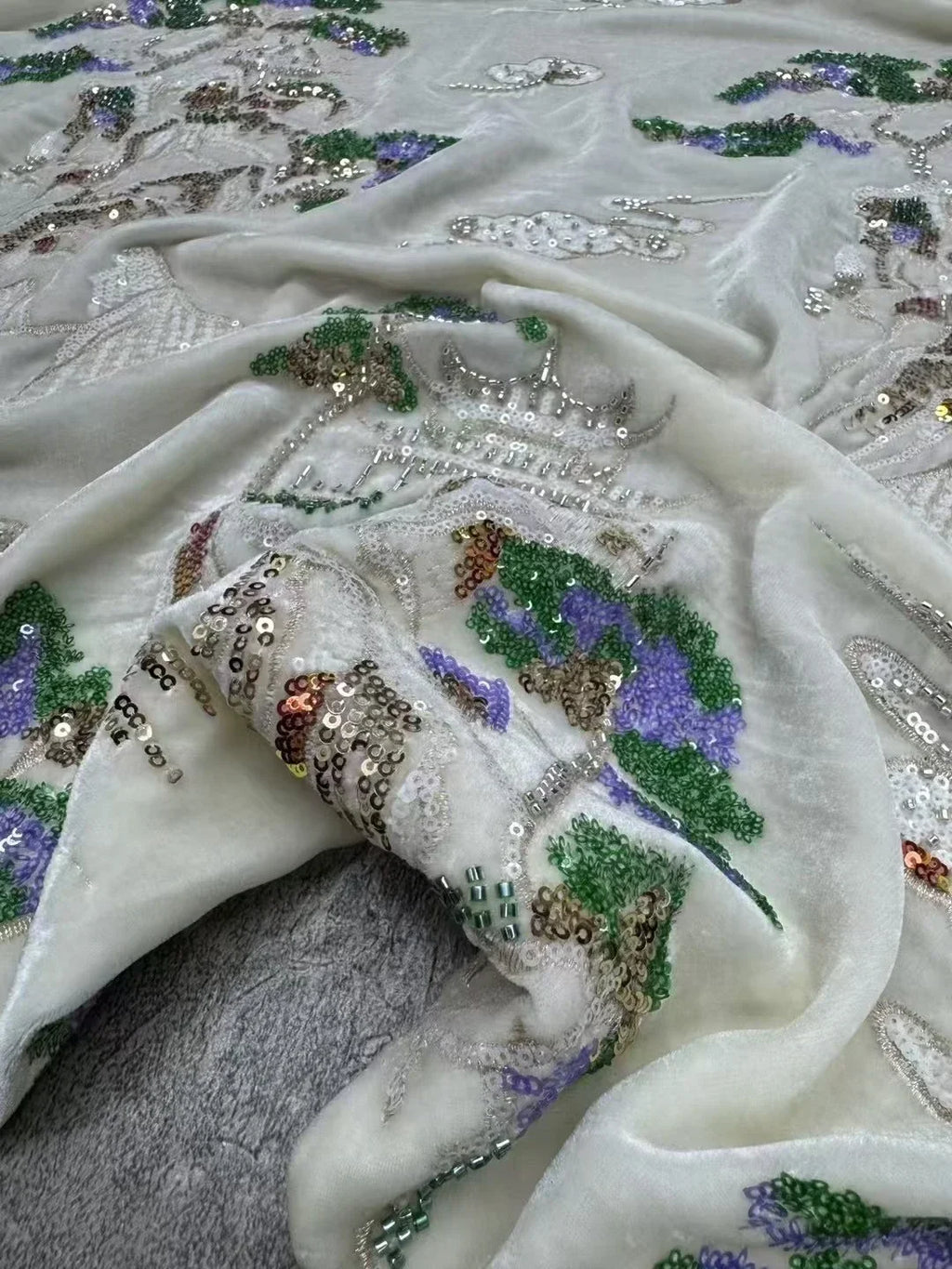 Tela bordada de terciopelo de seda con lentejuelas y tubo de cuentas, exquisita tela para coser chaquetas Hanfu Qipao, tela de diseño para el Palacio de Jiuzhong.