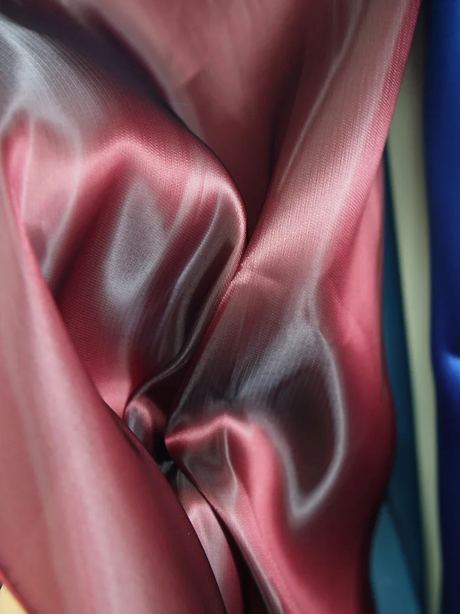 قماش ساتان عالي اللمعان - مادة قوية لطيفة على البشرة