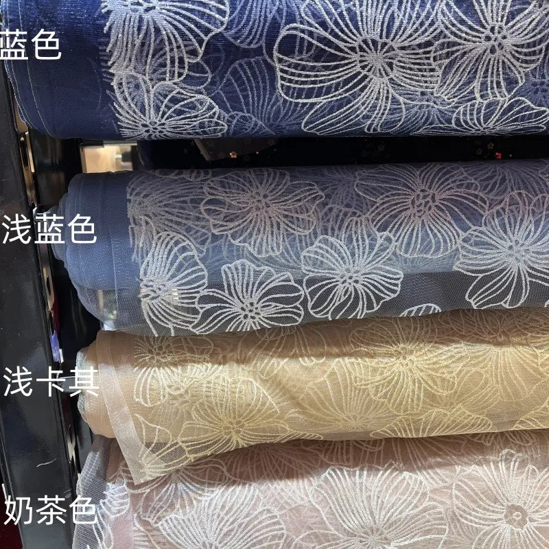 فستان زفاف فاخر من الشمبانيا مع وعاء ساخن من الزهور الذهبية اللامعة ومسحوق شبكي وديكور فستان الأداء وإكسسوارات شبكية من القماش