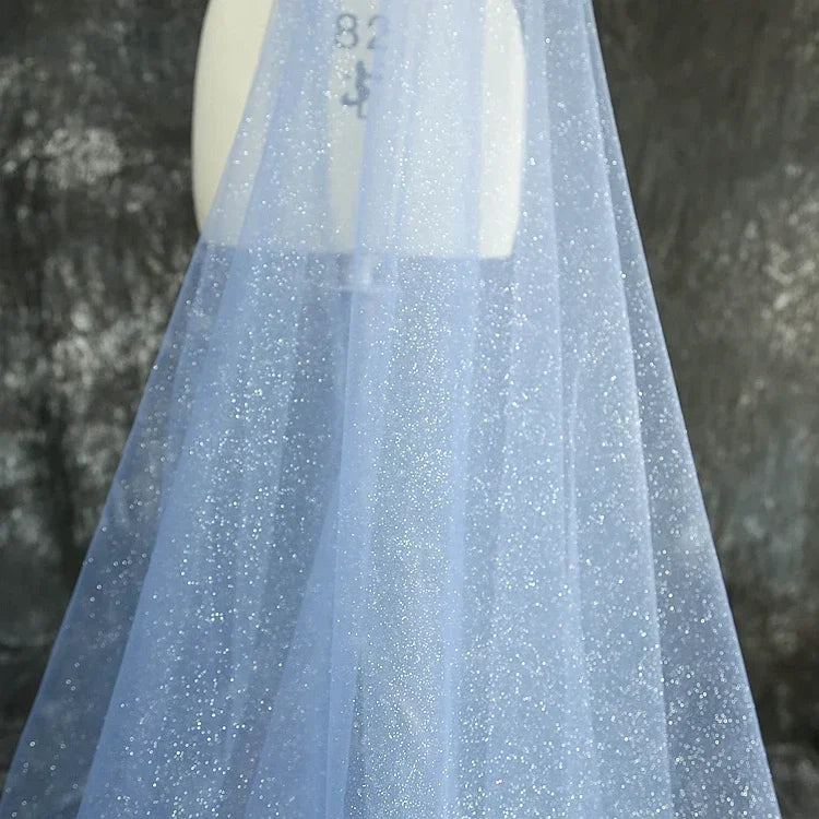 شمبانيا مرشوشة بمسحوق فضي ناعم لامع، خلفية تصوير فوتوغرافي يدوية الصنع، خيوط خياطة، غطاء رأس فستان سهرة، خيوط شبكية ناعمة