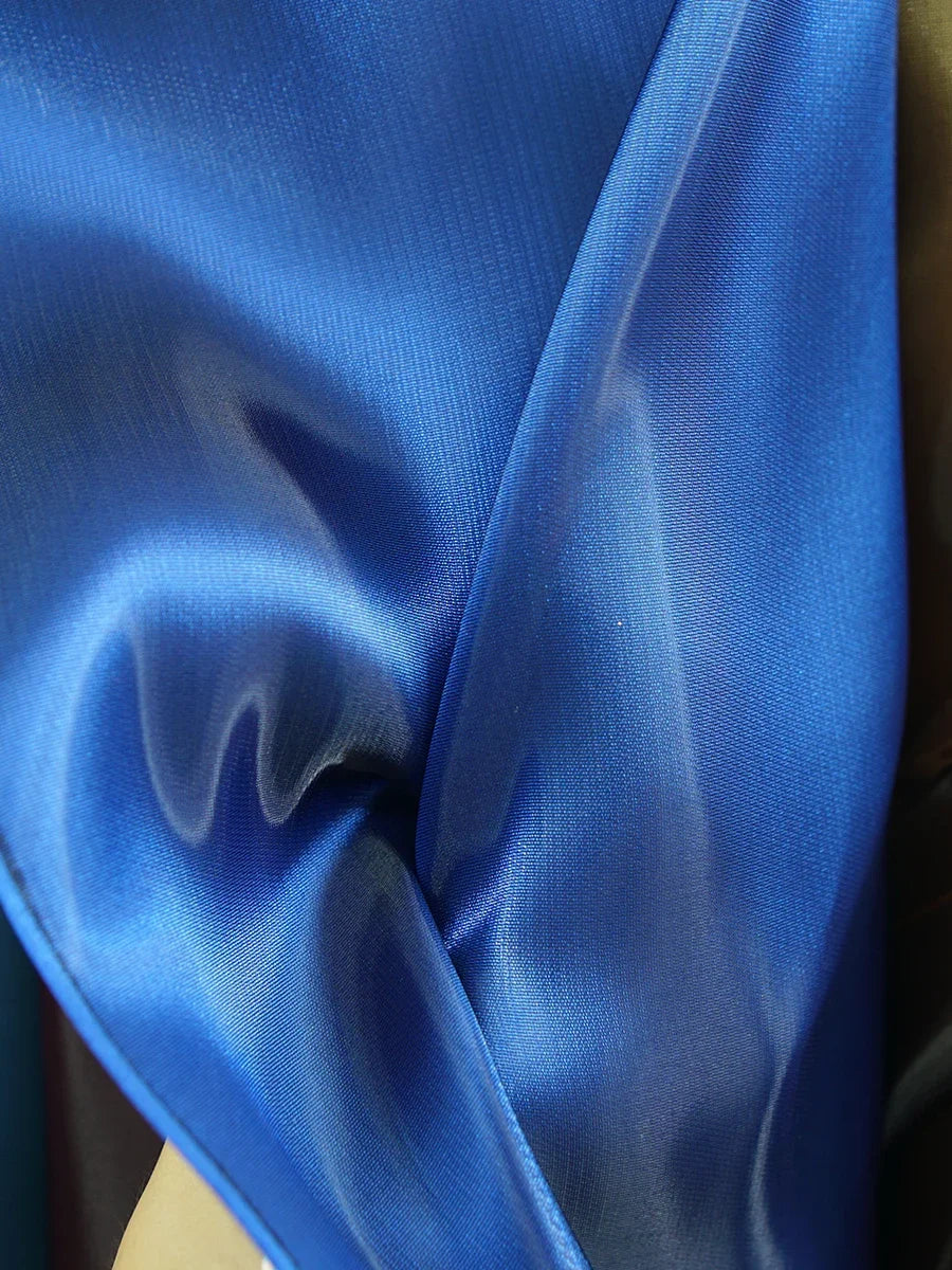 قماش ساتان عالي اللمعان - مادة قوية لطيفة على البشرة