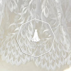 Tela de encaje bordada con plumas de pavo real, pestañas y lentejuelas, decoración de alta gama para vestidos de novia, tela de malla blanca lisa.