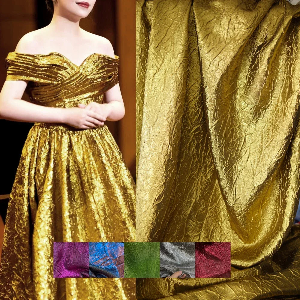 Magnífico vestido de tela plisada con relieve y purpurina dorada, tela de fondo decorativa, materiales de bricolaje hechos a mano, tela de diseñador