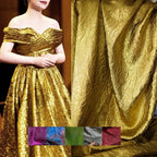 Magnífico vestido de tela plisada con relieve y purpurina dorada, tela de fondo decorativa, materiales de bricolaje hechos a mano, tela de diseñador