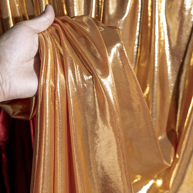قماش معدني سائل مع نسيج لامع لامع مرن محبوك فضي عاكس تنورة حمالة فستان مصمم من القماش