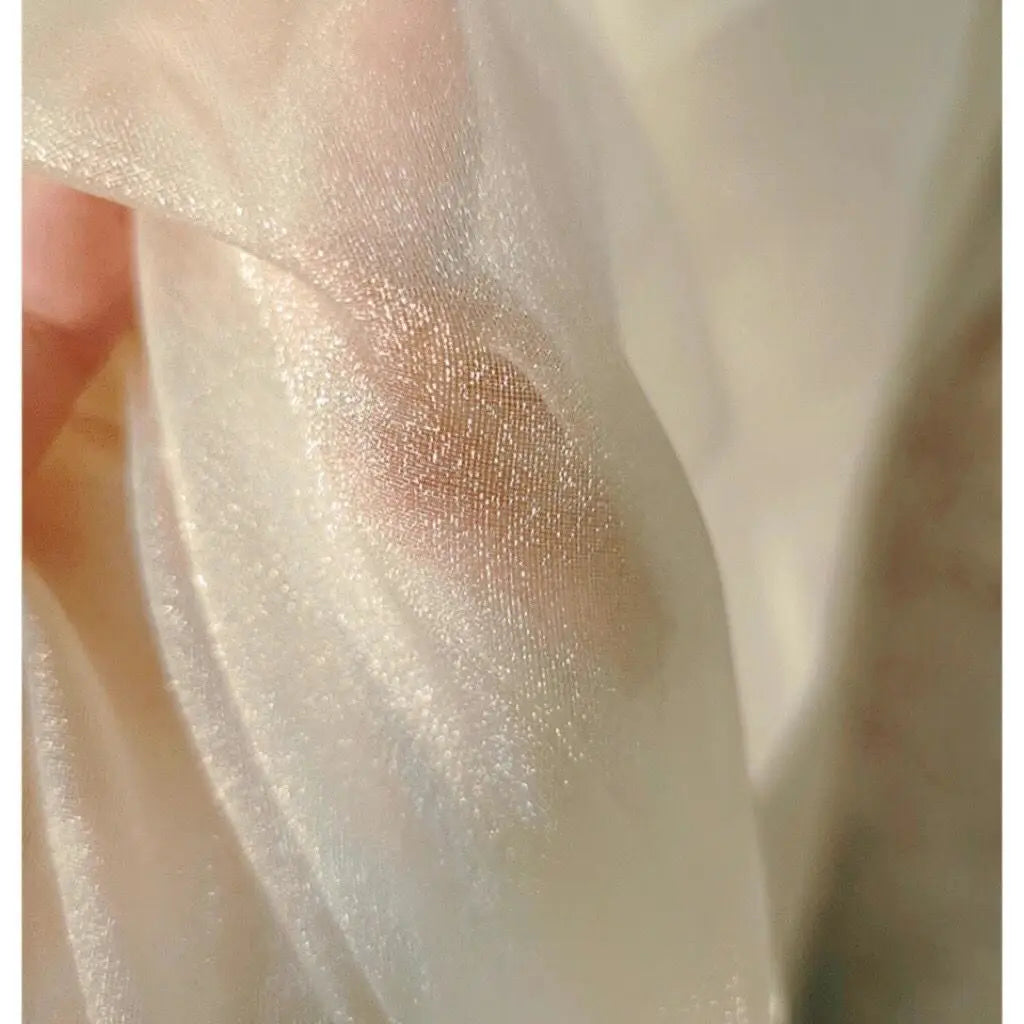 Tejido brillante con efecto nube y niebla, adecuado para vestidos de novia y vestidos formales que muestran la creatividad del diseñador.