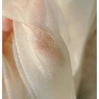 Tejido brillante con efecto nube y niebla, adecuado para vestidos de novia y vestidos formales que muestran la creatividad del diseñador.