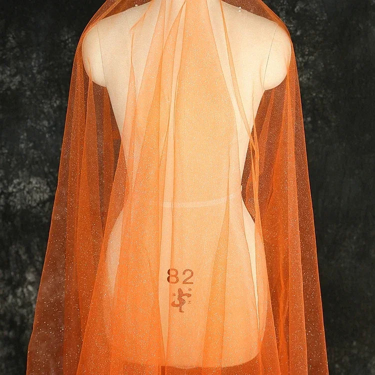 شمبانيا مرشوشة بمسحوق فضي ناعم لامع، خلفية تصوير فوتوغرافي يدوية الصنع، خيوط خياطة، غطاء رأس فستان سهرة، خيوط شبكية ناعمة