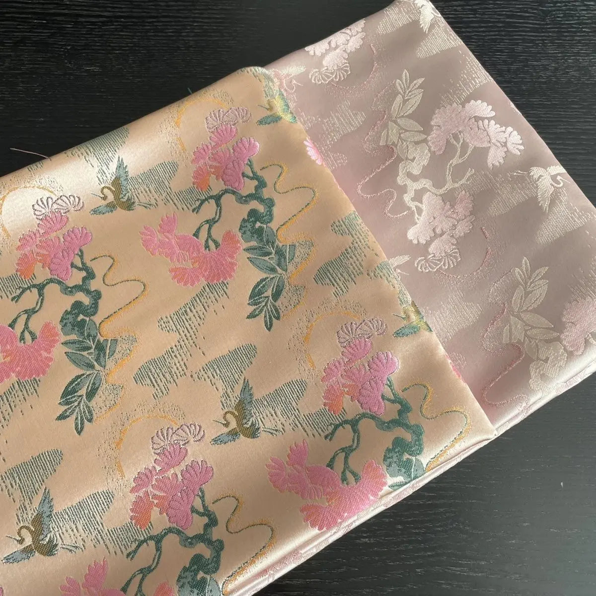 Tela de satén de estilo chino nueva, suave y agradable para la piel, adecuada para vestidos de novia, vestidos formales y ropa de bricolaje hecha a mano.