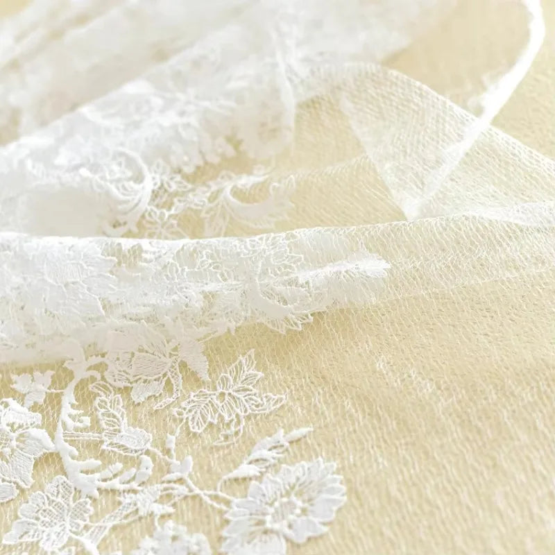 Tela de encaje bordado de malla de algodón blanco de alta calidad para vestidos de novia, adornos y accesorios de vestir.