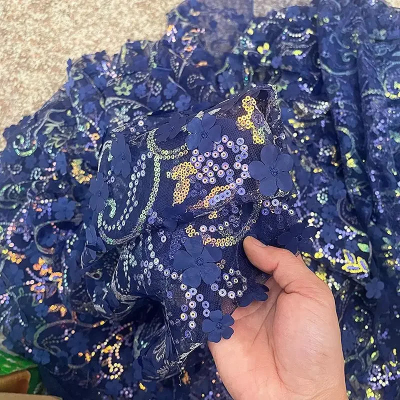 قماش شبكي أبيض مع ترتر ثلاثي الأبعاد وتطريز بتلات قماش ملابس مسرح عصري لتزيين الخلفية