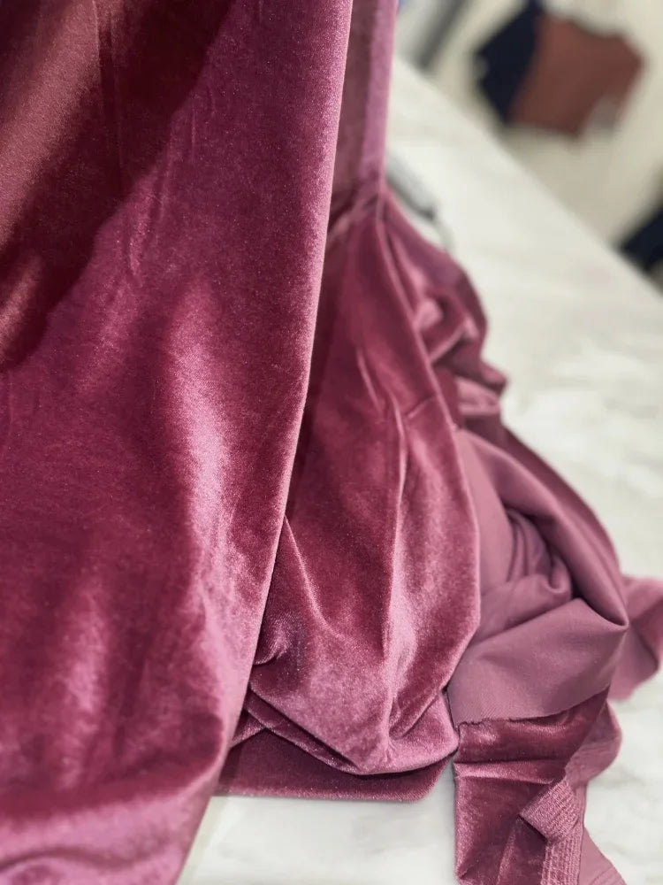 قماش مخملي وردي فاتح داكن بلمسة نهائية ناعمة لامعة، فستان زفاف أنيق، تنجيد فاخر، مادة خياطة حرفية، ملابس