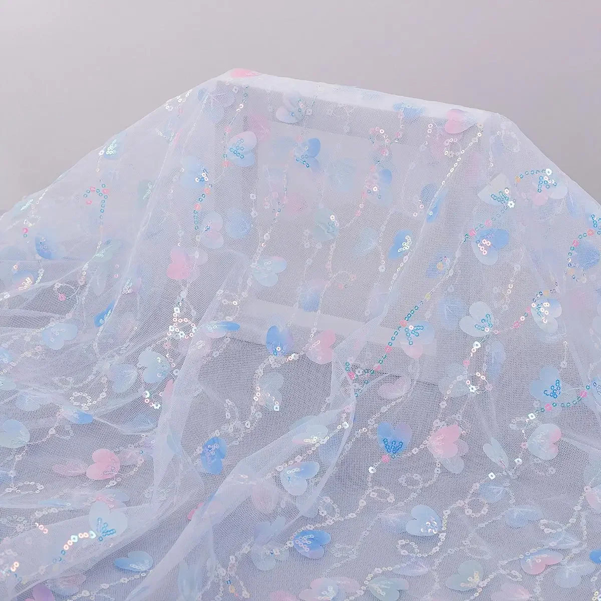 Tela de malla bordada colorida en forma de corazón 3D con lentejuelas a rayas para confección de vestidos y vestuario de espectáculos.