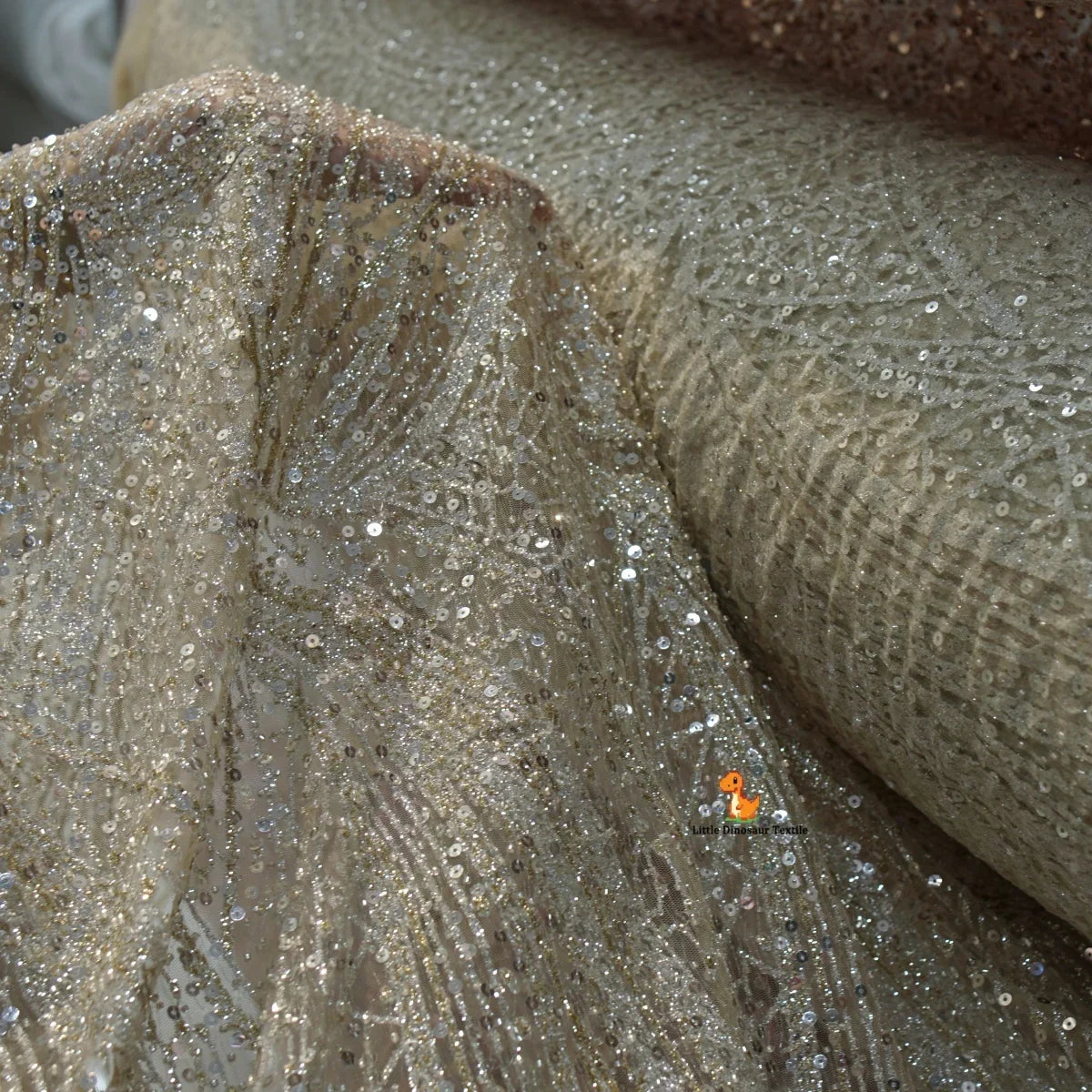 Tela brillante de encaje bordado de primera calidad para vestidos de novia hechos a mano, vestidos de cola larga de diseñador, vestidos lenceros y creaciones de alta costura.