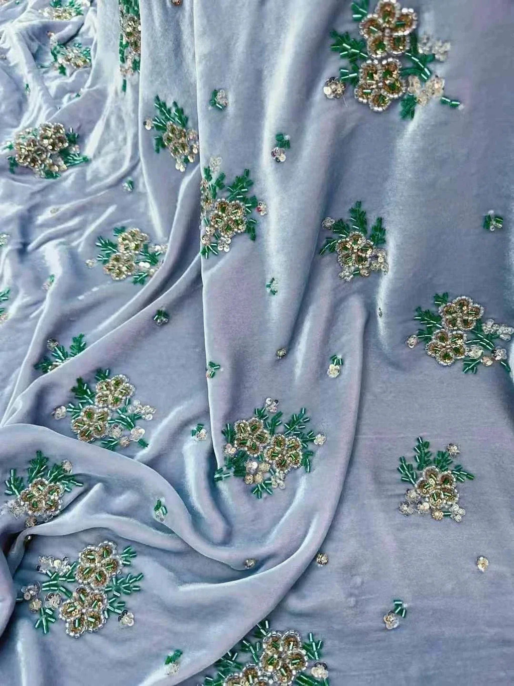 Tela de terciopelo de seda azul y roja exquisita con bordado de cuentas de uñas para coser cheongsam, chaleco, chaqueta, tela para ropa