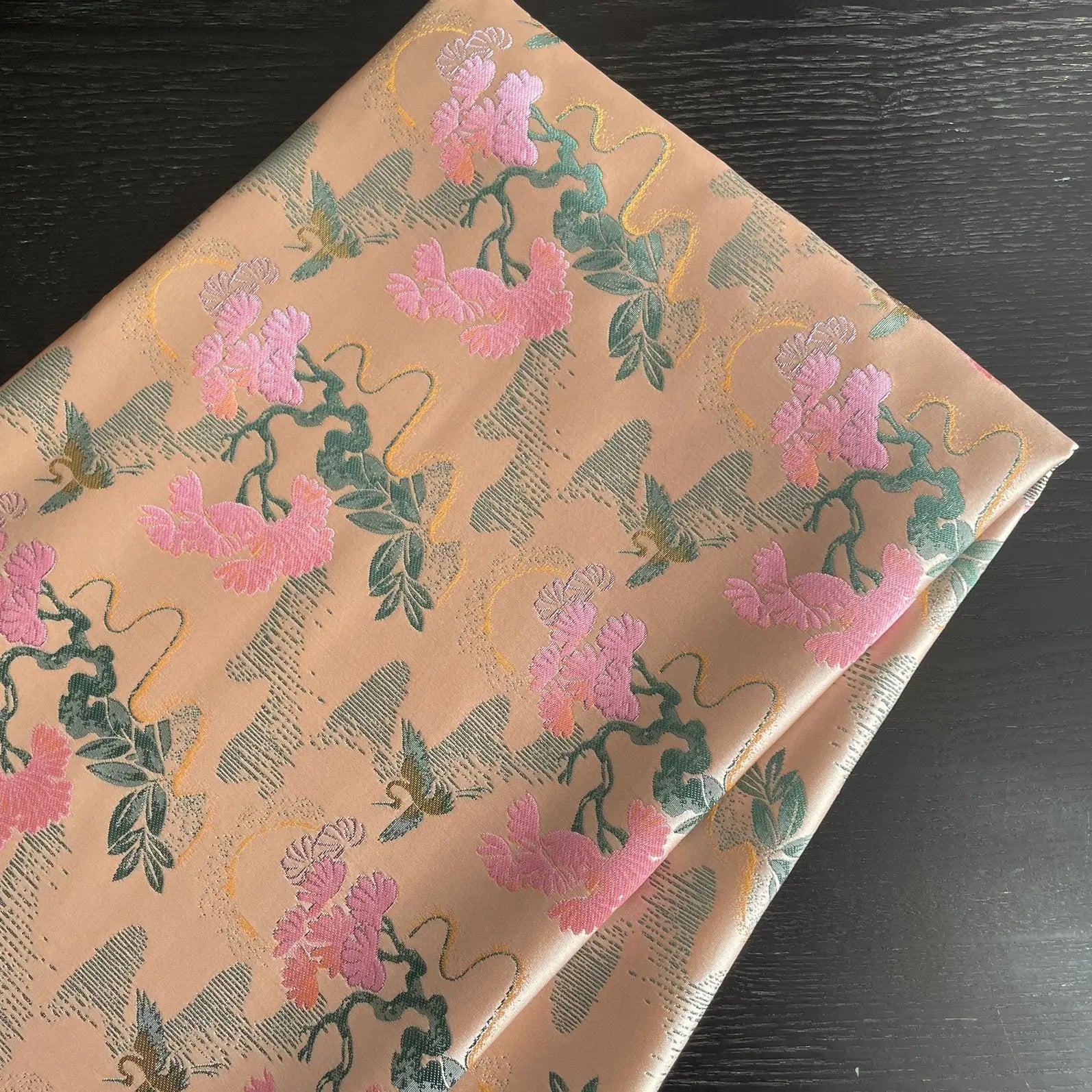 Tela de satén de estilo chino nueva, suave y agradable para la piel, adecuada para vestidos de novia, vestidos formales y ropa de bricolaje hecha a mano.