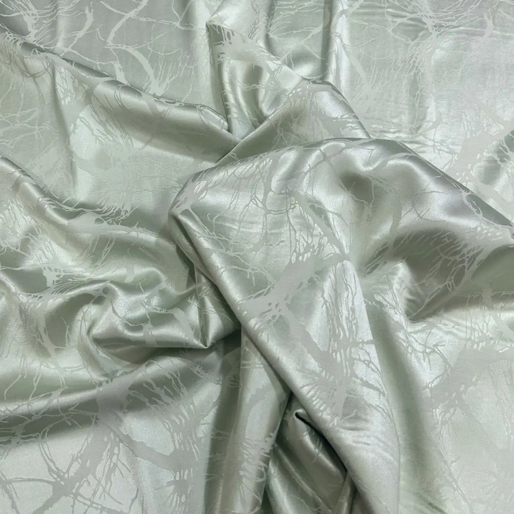 Tejido jacquard de satén de acetato verde con estampado de árboles de verano, adecuado para vestidos de novia, vestidos formales y telas de diseñador para ropa.