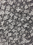 زهور مطرزة بالترتر وبتلات من الخرز وأقمشة مخيطة وفساتين زفاف عصرية وأقمشة يدوية الصنع