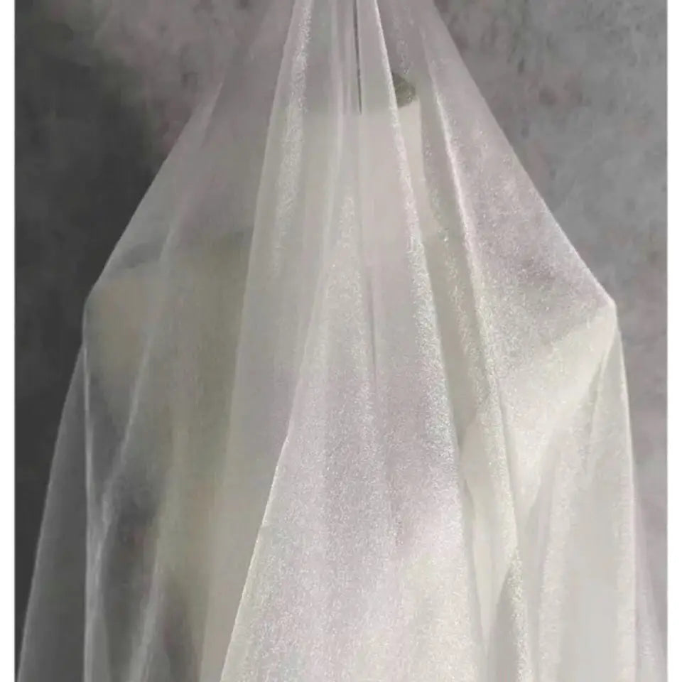 Tejido brillante con efecto nube y niebla, adecuado para vestidos de novia y vestidos formales que muestran la creatividad del diseñador.