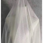 Tejido brillante con efecto nube y niebla, adecuado para vestidos de novia y vestidos formales que muestran la creatividad del diseñador.