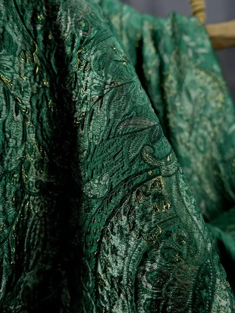 Tela jacquard con textura tridimensional de seda brillante estilo palacio, ideal para coser ropa, fundas de almohada y textiles para el hogar.
