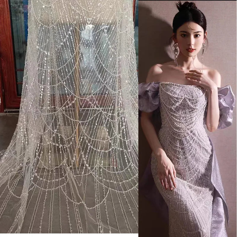 فستان زفاف رائع من اللؤلؤ الأبيض من قماش الدانتيل المجوف من اللؤلؤ المطرز بالخرز والأظافر وتصميم الملابس وإكسسوارات الدانتيل