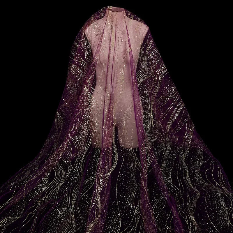 فساتين زفاف بأجنحة مشرقة مزينة بأقمشة حريرية بألوان زاهية وشبكات زينة الزفاف وأقمشة شبكية تشبه الشبكة