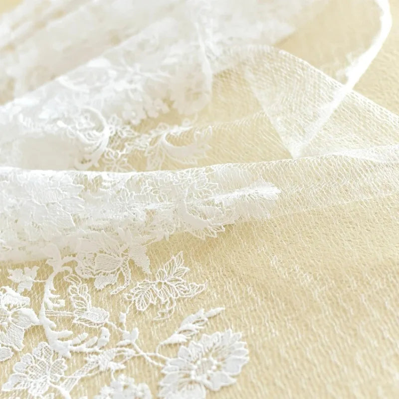 Tela de encaje bordado de malla de algodón blanco de alta calidad para vestidos de novia, adornos y accesorios de vestir.