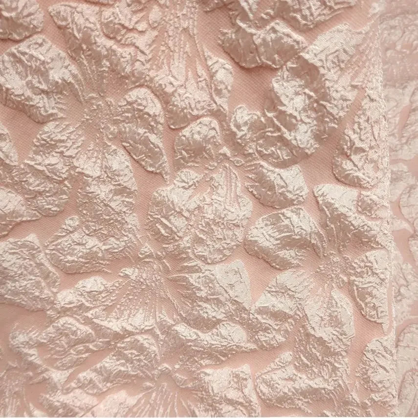 قماش كريب جاكار بابل - خامة فستان بنقشة زهور كبيرة بارزة