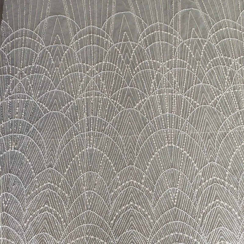 فستان زفاف رائع من اللؤلؤ الأبيض من قماش الدانتيل المجوف من اللؤلؤ المطرز بالخرز والأظافر وتصميم الملابس وإكسسوارات الدانتيل