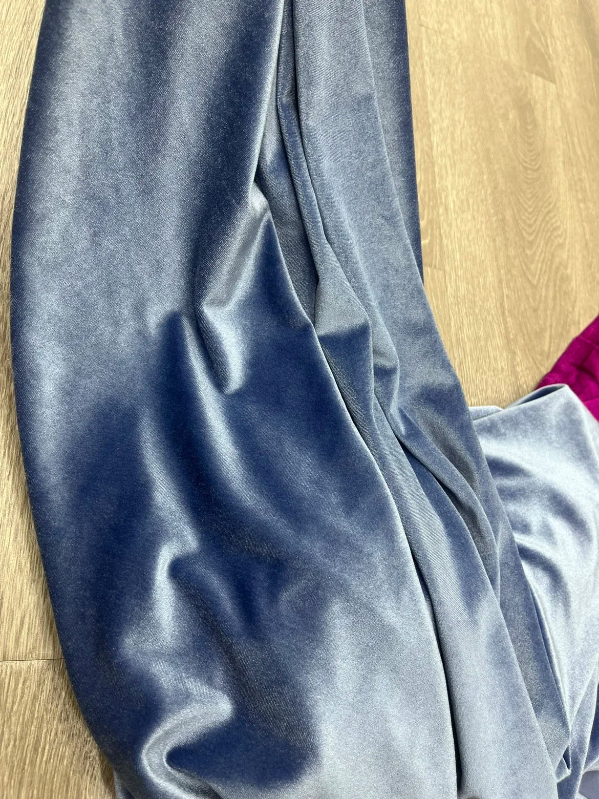 قماش مخملي وردي فاتح داكن بلمسة نهائية ناعمة لامعة، فستان زفاف أنيق، تنجيد فاخر، مادة خياطة حرفية، ملابس